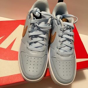 Nike boy’s blue shoes size 7y